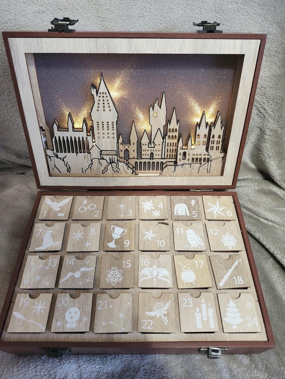 HARRY POTTER PRIMARK WOODEN ADVENT CALENDAR 2022 LED HOGWARTS